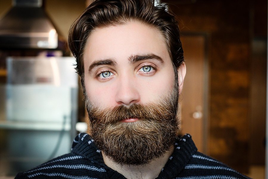 Retrato de un hombre con barba completa y bien perfilada (imagen de referencia)