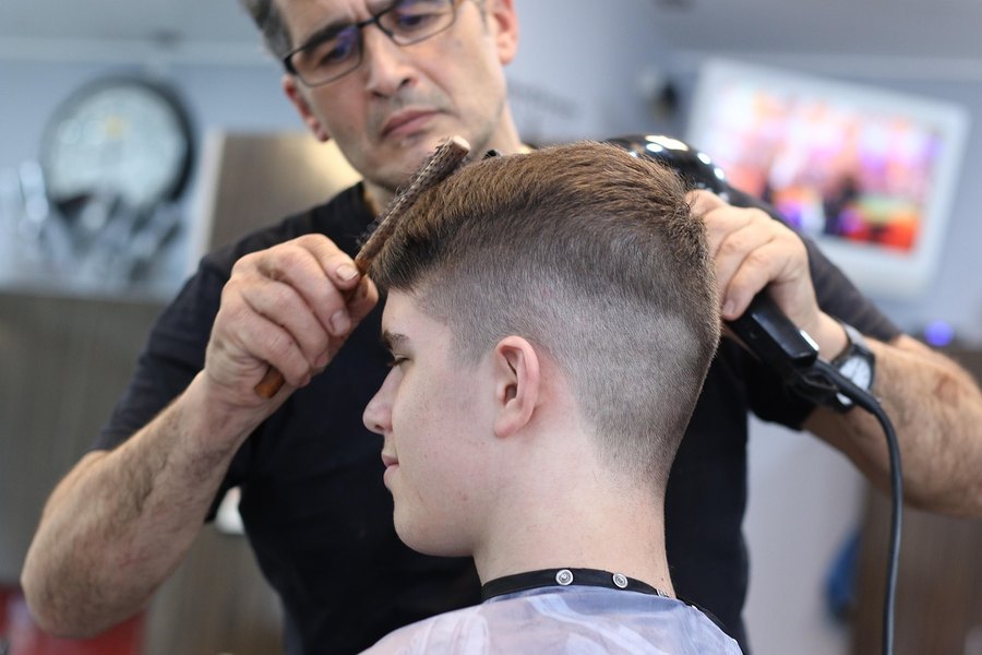 Barbero cortando el cabello a máquina (imagen de referencia)