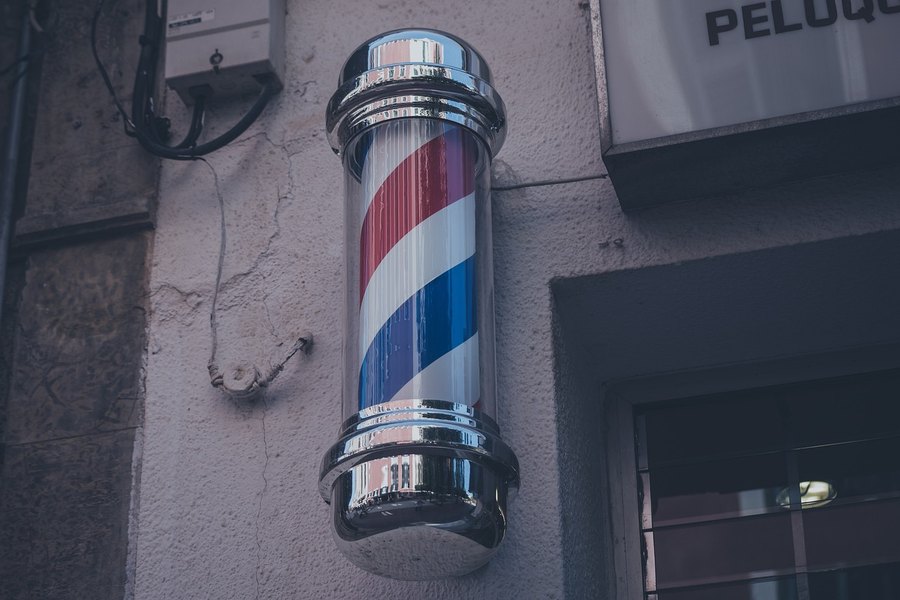 Poste de barbero en la fachada de un local (imagen de referencia)