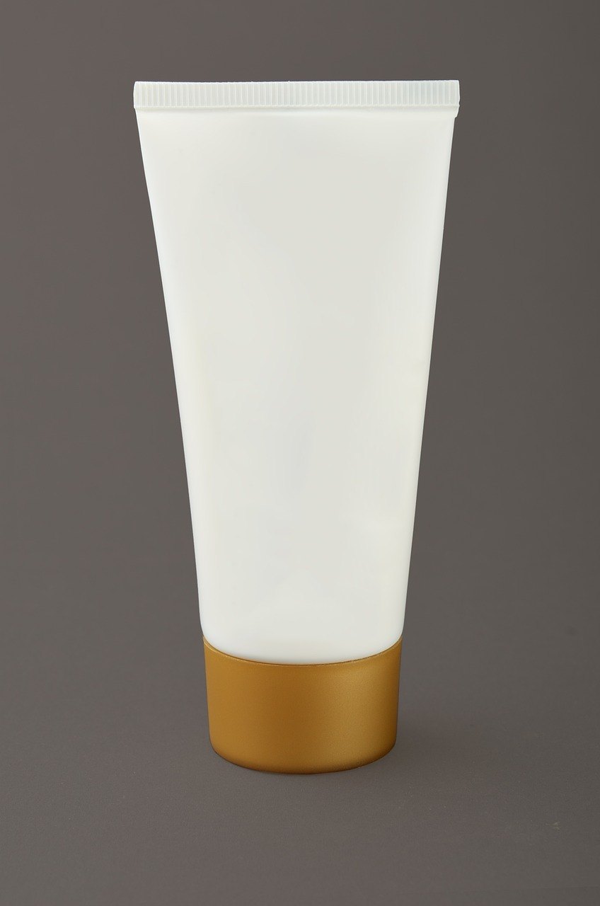 Tubo blanco con tapa dorada (imagen de referencia)